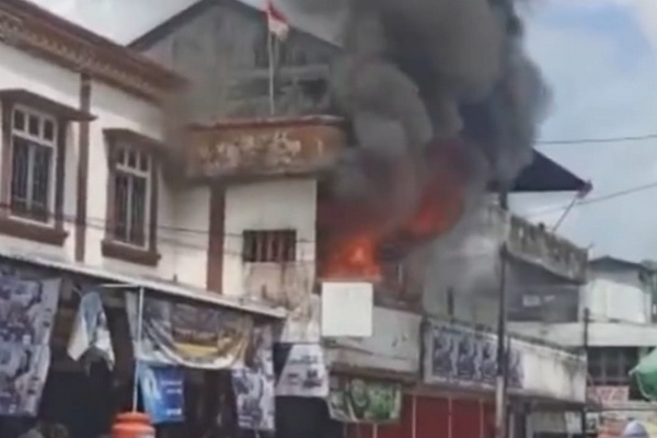 Breaking News: Kebakaran Landa Toko di Pasar Besar Palangka Raya