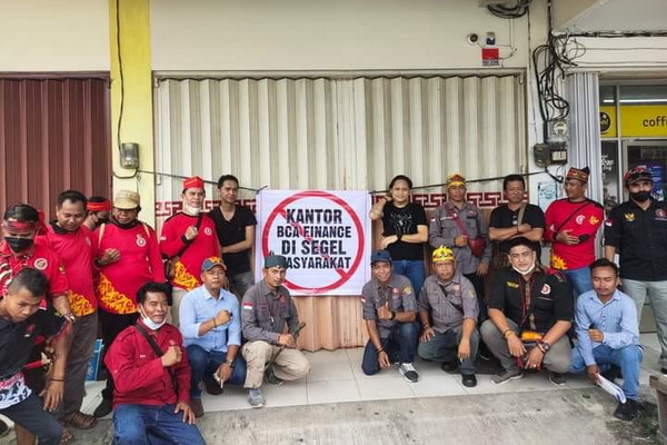 Fordayak Segel Kantor Cabang Utama BCA Finance Palangka Raya