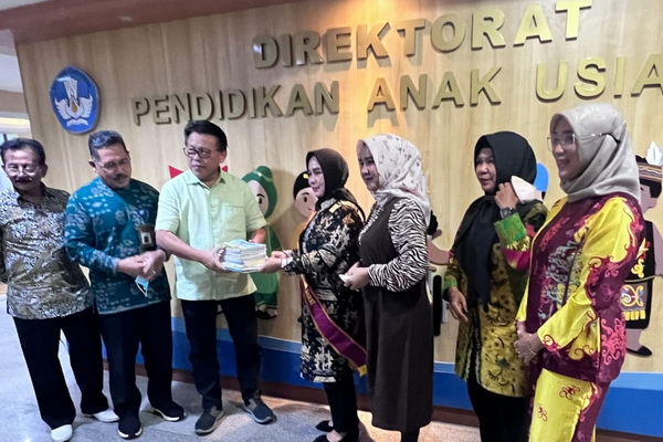 Kobar Dapat Bantuan Bahan Ajar PAUD