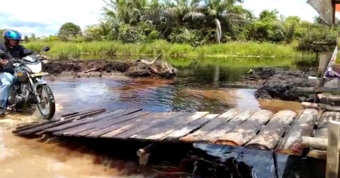 Usai Banjir di Jalan Pangkalan Bun – Kolam, Warga Swadaya Membuat Jembatan Darurat