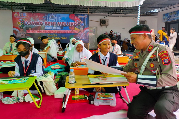 Momentum Hari Pahlawan, Satlantas Polres Kotim Gelar Lomba Melukis