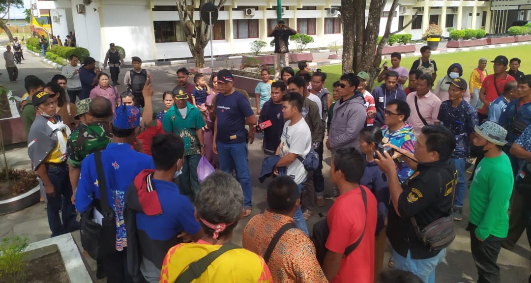 Geruduk Kantor Bupati, Warga Desa Baboal Baboti Tuntut Lahan Kemitraan
