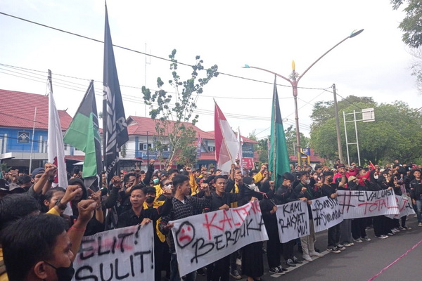 Kecewa Tak Kunjung Ditemui, Massa Geram Minta Gubernur Turun