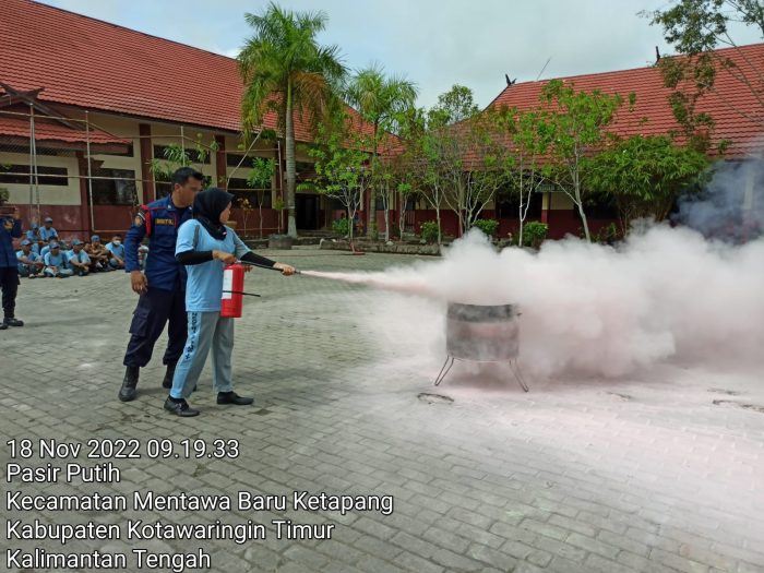 SMK Negeri 2 Sampit Lakukan Pembelajaran Mitigasi Bencana Kebakaran