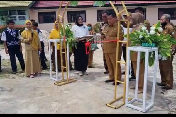 Resmikan Kolam Renang SMP Negeri 4 Sampit, Ini Pesan Bupati Kotim