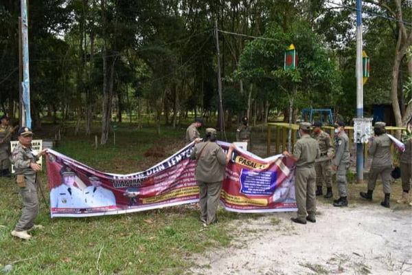 Sosialisasikan Perda Kalteng Nomor 5 Tahun 2021, Satpol PP Pasang Spanduk