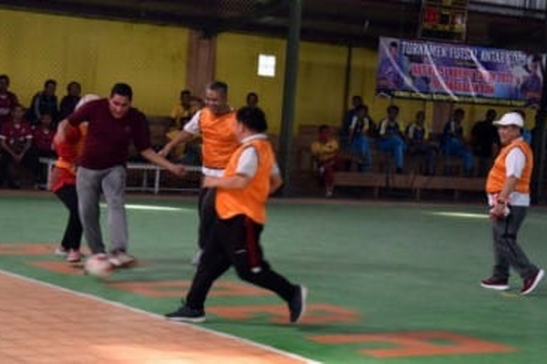 Pj Bupati Kobar Gelorakan Budaya Hidup Sehat dengan Olahraga