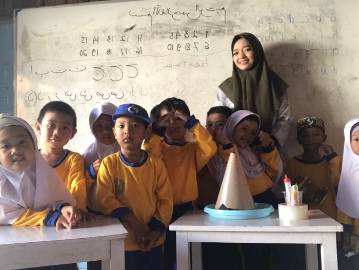 Lewat Materi Sains, Guru Cantik ini Ajarkan Anak PAUD Membuat Gunung Merapi