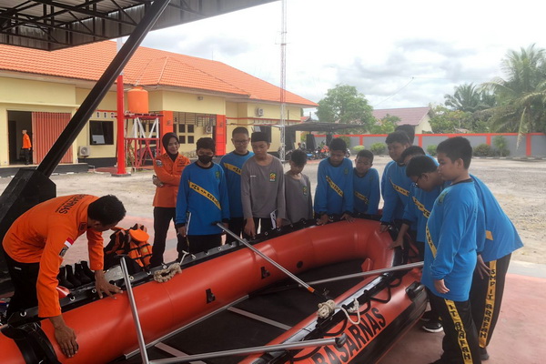 23 Pelajar SMP IT Arafah Sampit Belajar SAR di Kantor Basarnas Kotim