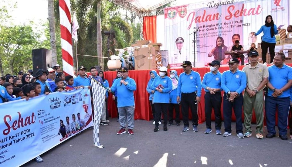 Plt Sekda Lepas Ribuan Peserta Jalan Sehat HUT ke-77 PGRI dan HGN