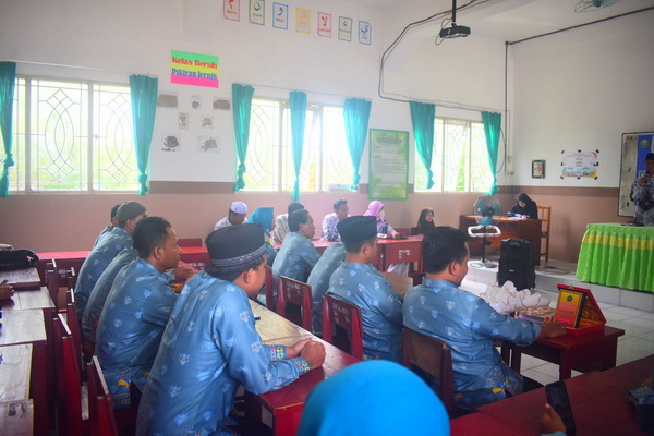 MIN 1 Palangka Raya Belajar Literasi di SD IT Almadaniyah Samuda