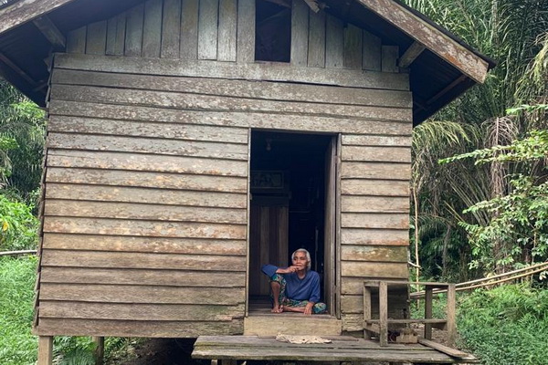 Dapat Bantuan Listrik Gratis dari GD Nusantara, Nenek Masnah Terharu
