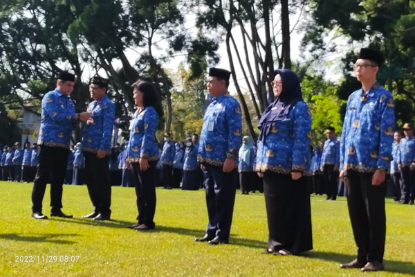Enam ASN di Kobar Terima Tanda Kehormatan Satyalencana Karya