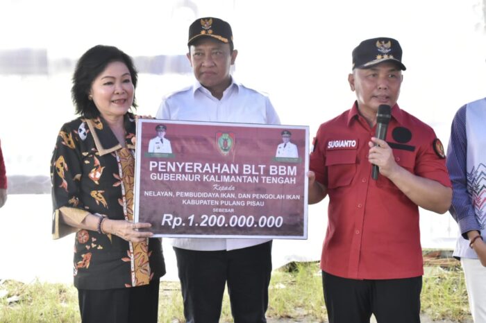 Gubernur Sugianto Gratiskan 3000 Paket Sembako di Pasar Penyeimbang Pulang Pisau
