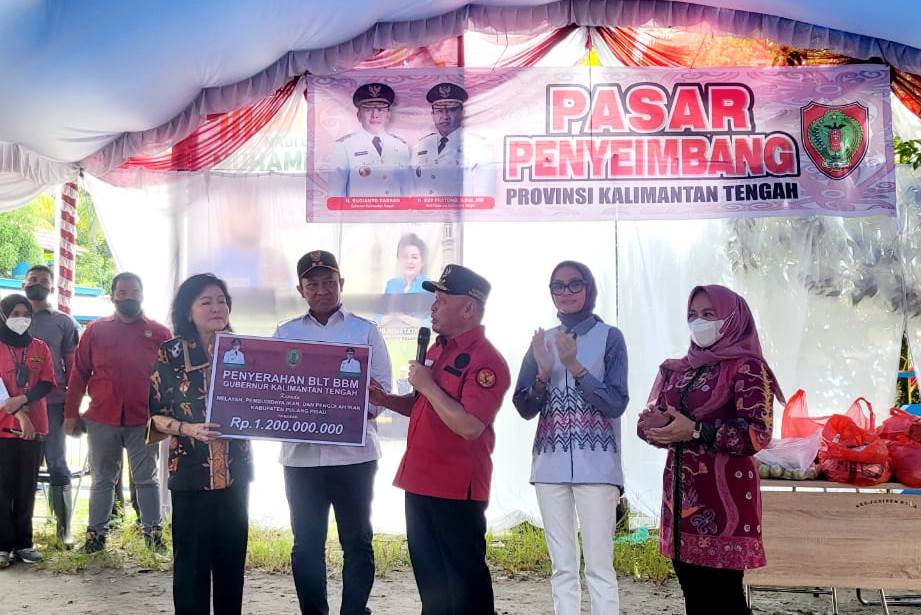 Gubernur Kalteng Serahkan BLT BBM untuk Membantu Nelayan di Pulang Pisau