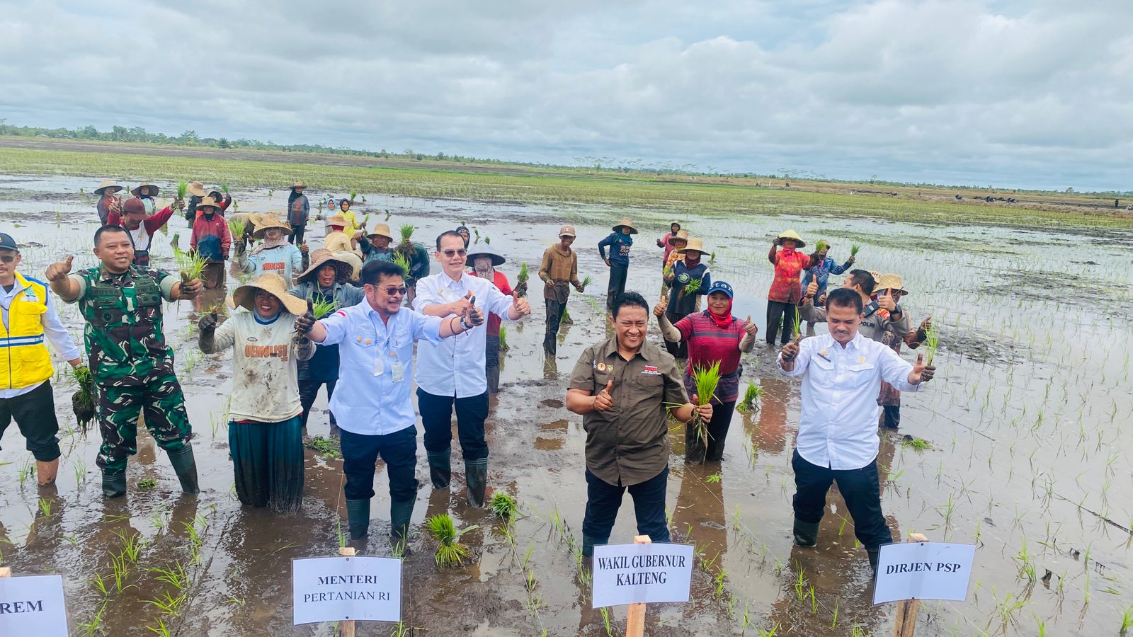 Wagub Kalteng Dampingi Mentan Tanam Padi di A5 Dadahup