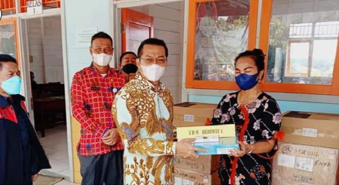 Pemkab Mura Serahkan Bantuan TIK Ke 33 Sekolah