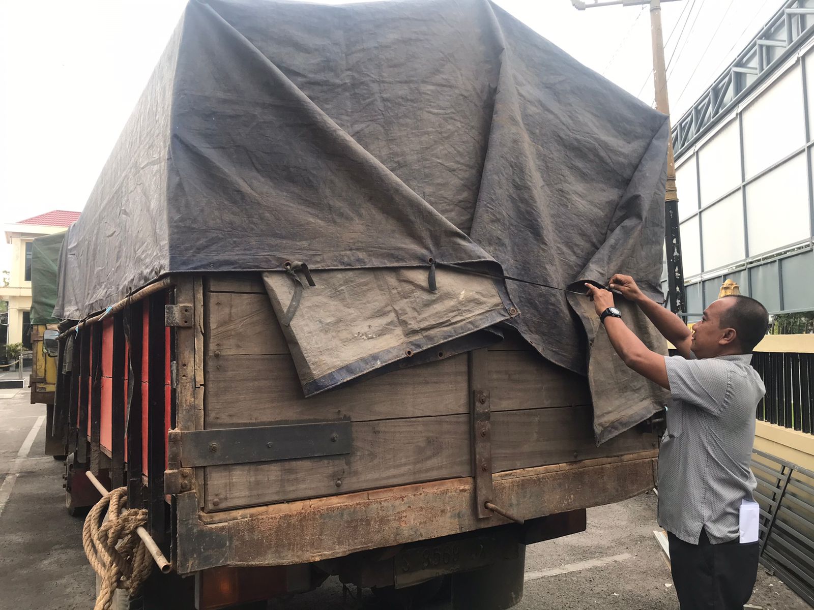Polisi Periksa Sopir Pembawa Pupuk yang Dioplos di Sampit
