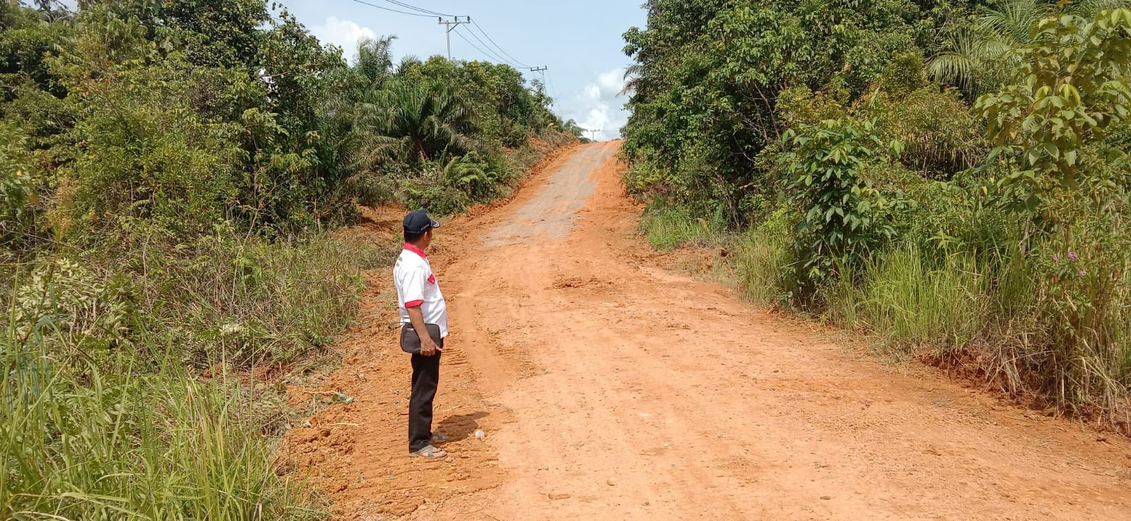 Perbaiki Akses Jalan Antardesa, Desa Merah Fungsikan Alat Berat
