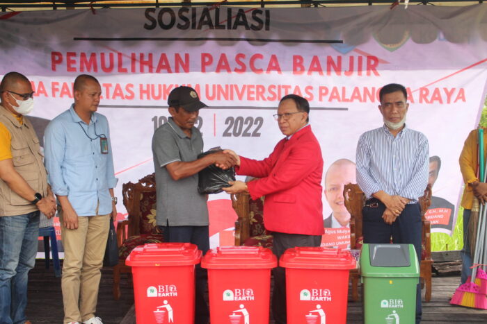 FH UPR Gelar Sosialisasi Pemulihan Pasca Banjir untuk Warga Arut Bawah