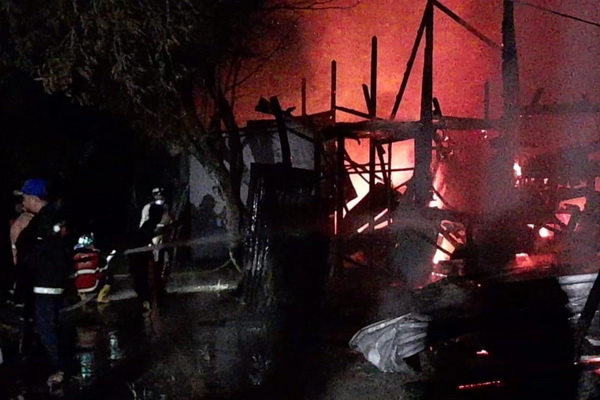 Tiga Rumah Jadi Arang Usai Dilalap Si Jago Merah