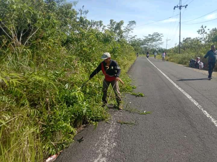 Warga Kerja Bakti Bersihkan Jalan Lintas Kabupaten