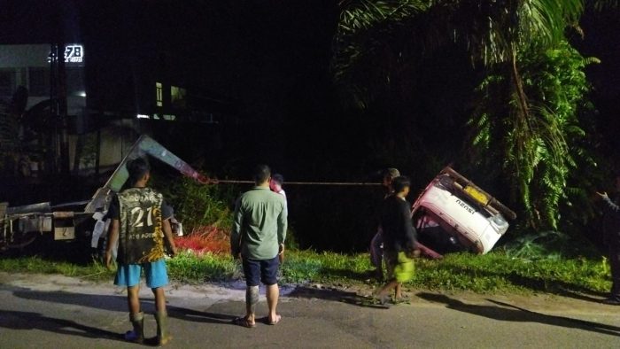 Sebuah Truk Alami Laka Tunggal di Jalan Jenderal Sudirman Sampit, Sopir Sempat Terjepit