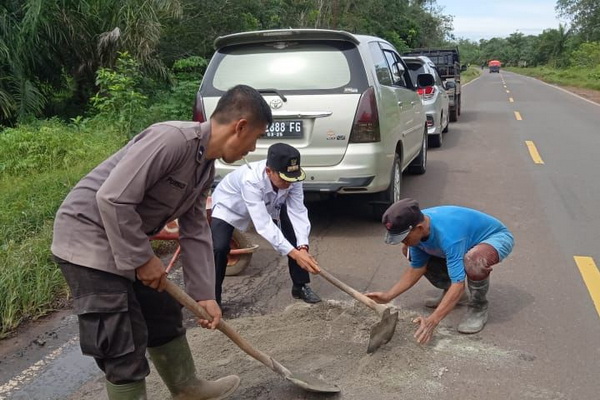 Tak Ingin Korban Bertambah, Jalan Berlubang di Cempaga Akhirnya Ditambal
