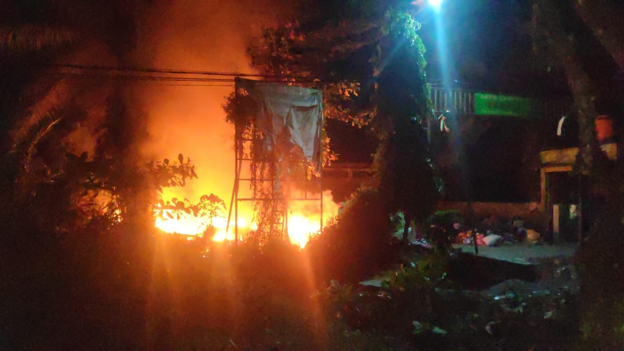 Kebakaran Besar di Depo Sampah Sahati Bikin Warga Panik