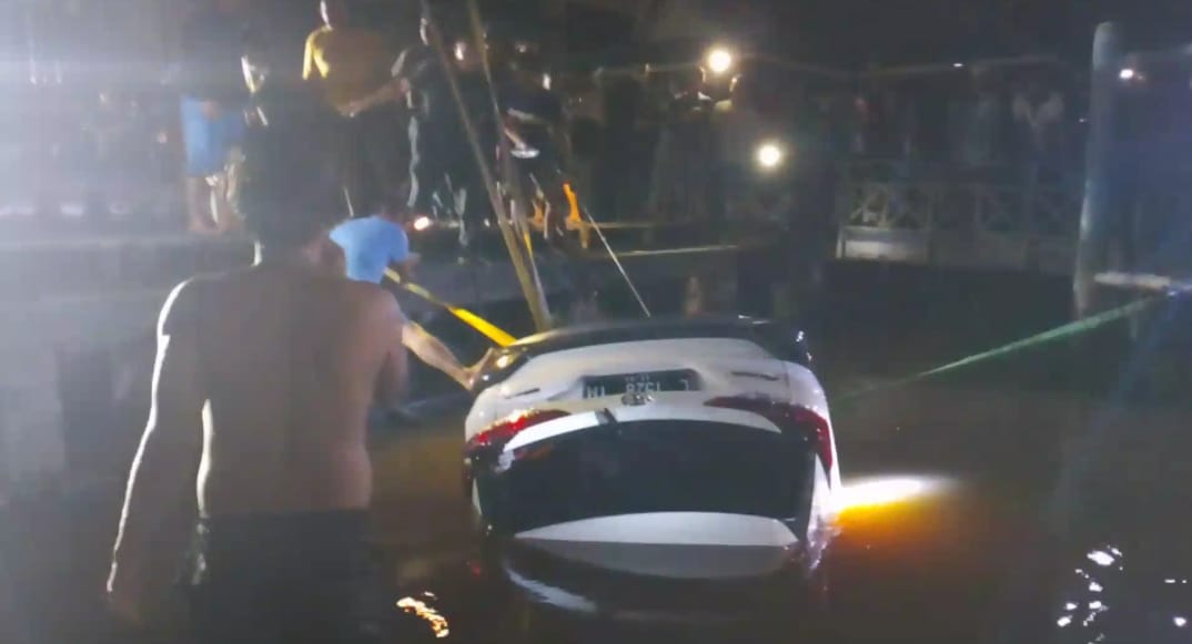 Lupa Tarik Rem Tangan, Toyota Rush Nyebur ke Sungai Arut