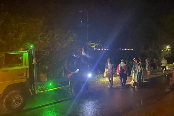 Hindari Kendaraan yang Menyalip, Mini Bus ini Masuk Parit