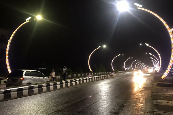 Gagal Menyalip, Truk Tangki Seruduk Mini Bus di Terowongan Nur Mentaya