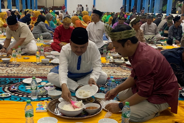 HUT Kabupaten Melawi, Bupati Dadi Sunarya Makan Saprahan Bersama Warga Melayu