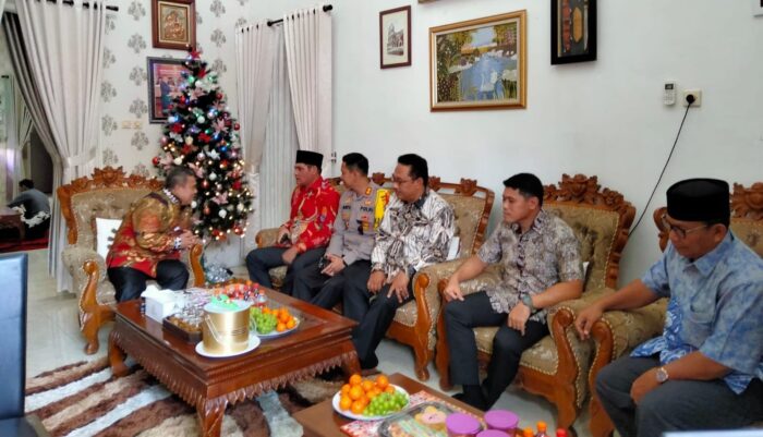 Pj Bupati Anang Dirjo dan Forkopimda Safari Natal ke Kediaman Plt Sekda Kobar