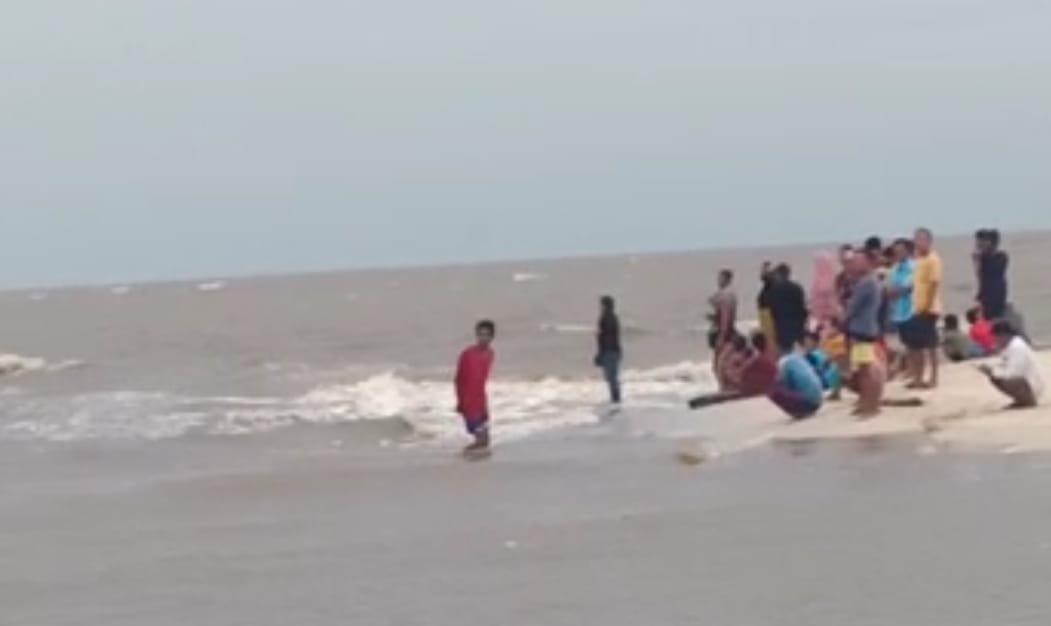 Libur Nataru Makan Korban, Satu Wisatawan Tewas Terseret Ombak di Pantai Teluk Bogam