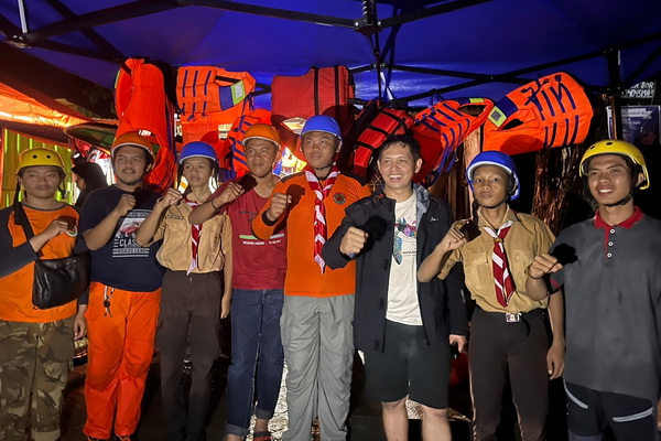 Bagi Makanan Siap Saji, Kwarcab Kota Makassar Bantu Korban Banjir Manggala