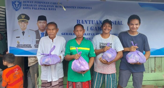 Memaknai Hari Natal, DPC GAMKI Kota Palangka Raya Salurkan Bansos untuk Warga