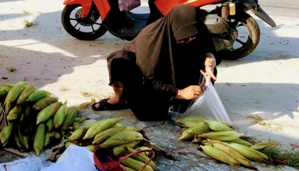 Pedagang Jagung di Pangkalan Bun Laris Manis Diserbu Ibu-ibu