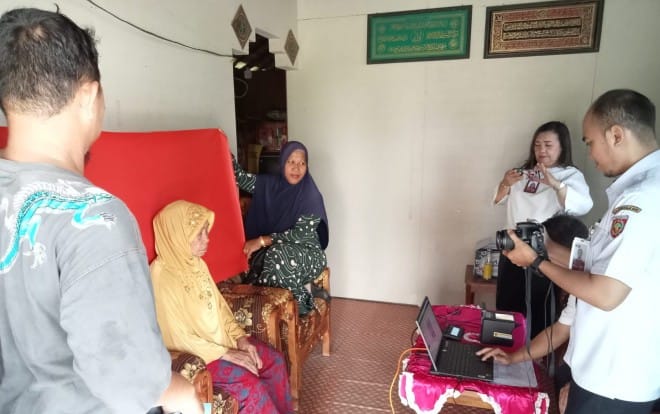 Dinsos Gandeng Disdukcapil Kobar Lakukan Perekaman e-KTP bagi Lansia dan Penyandang Disabilitas
