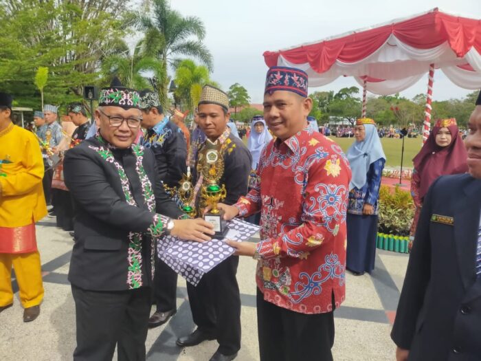 Kembali Torehkan Prestasi, Kepala MTS Annur Palangka Raya Terima Penghargaan Tingkat Nasional