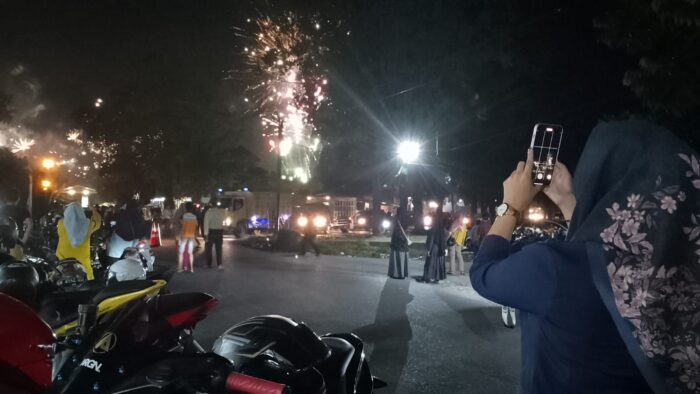 Antusias Warga Pangkalan Bun Menunggu Pesta Kembang Api