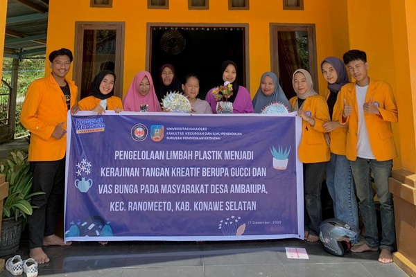 Mahasiwa FKIP UHO Olah Limbah Plastik Jadi Kerajinan Tangan Kreatif