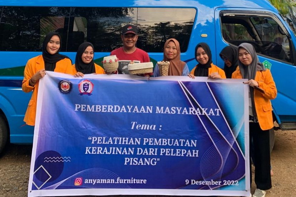 Warga Desa Marga Cinta Diajar “Sulap” Pelepah Pisang jadi Kerajinan Tangan