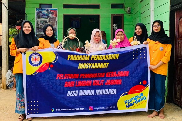 Mahasiswa FKIP UHO Latih Warga Manfaatkan Limbah Kulit Jagung Jadi Kerajinan Tangan