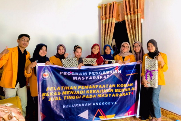 Warga Kelurahan Anggoya Belajar Manfaatkan Koran Bekas jadi Kerajinan Bernilai Jual Tinggi