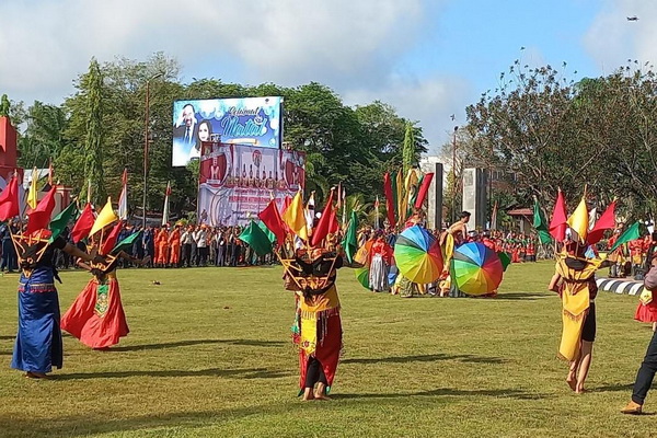 Mirip Warna LGBT, Properti Tarian Massal HUT Kotim Tuai Sorotan
