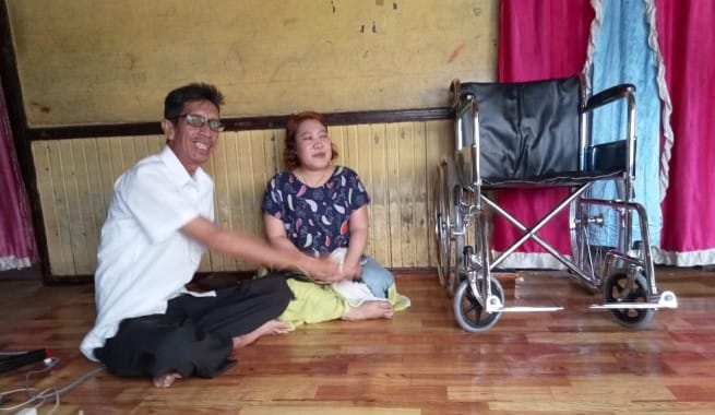 Dinsos Kobar Salurkan 14 Kursi Roda kepada Lansia dan Penyandang Disabilitas