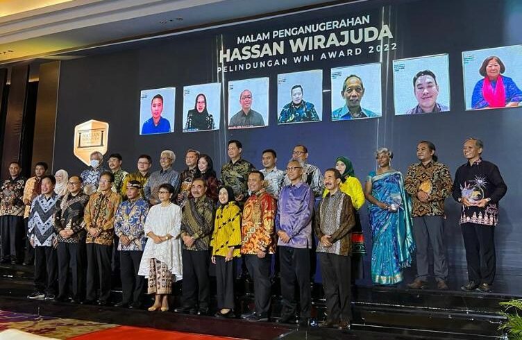 Menlu RI Berikan Penghargaan Hassan Wirajuda Pelindungan Award 2022