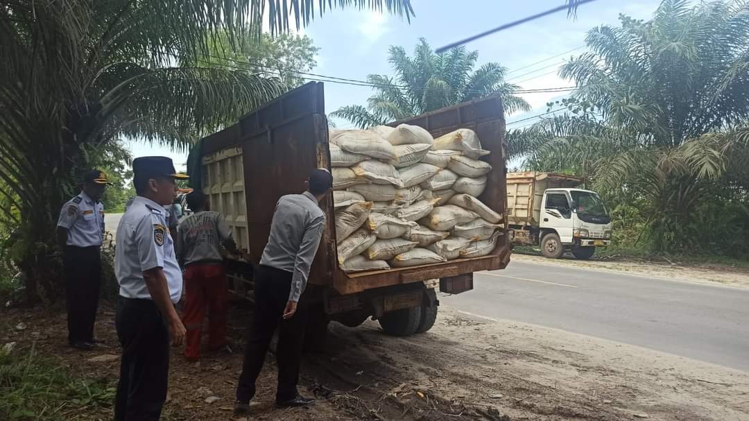 Tetap Bandel Bongkar Muat Barang di Jalan Utama Pasir Panjang Meski Sering Ditegur Dishub
