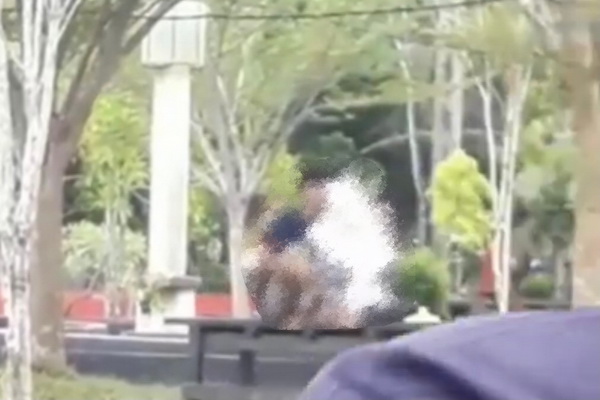 Sepasang Sejoli Tertangkap Kamera Bermesraan di Taman Kota Sampit